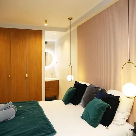 Experience Parisienne En Plein Coeur Du Marais Apartment